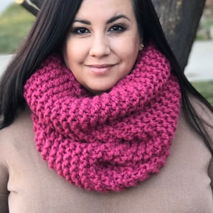 Knit Cowl Scarf in Orchid Pink.  Chunky Knit Cowl. Circle Scarf