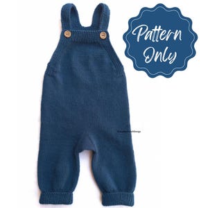 Puede incluir: Un peto azul tejido para bebé con botones de madera en las correas. El peto tiene un escote redondeado y puños en los tobillos. El texto "Pattern Only" está en un círculo azul.