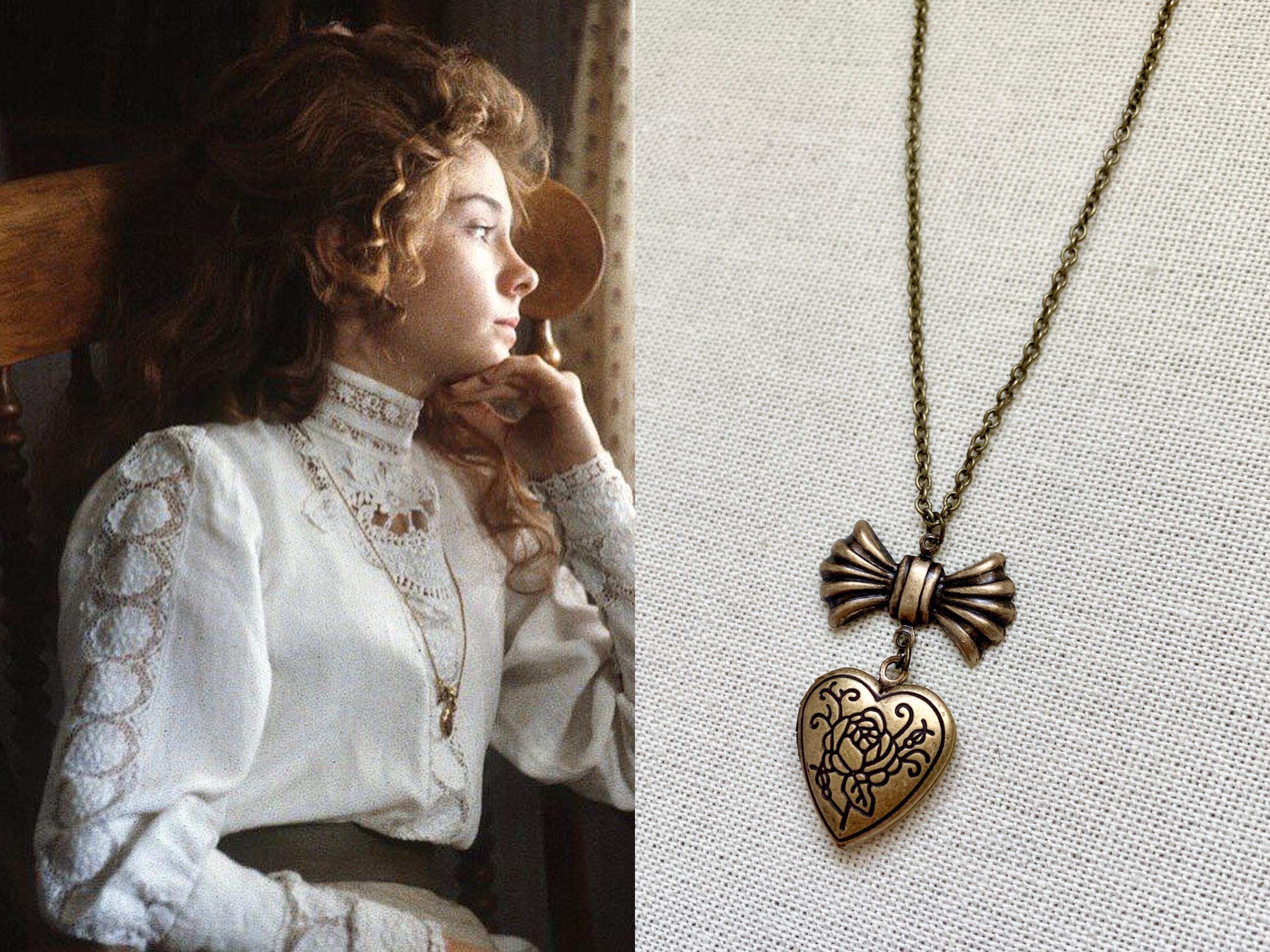 【中古】 Anne of Green Gables [With Charm Necklace]/HARPER FESTIVAL/Lucy Maud Montgomery Anne of Green Gables Anne Shirley Antique Brass Rose Heart Locket