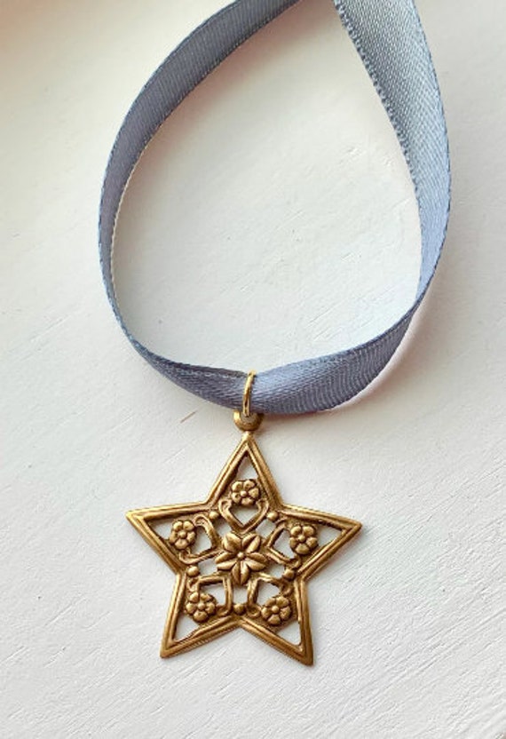 ●VVV● Ribbon Star Chain Drop Surgical Necklace 24SSNK105F Katrina Van Tassel Sleepy Hollow Antique Brass Filigree Star