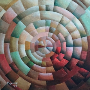 Op de afbeelding: Abstract schilderij met een cirkelvormig ontwerp van concentrische vierkanten in tinten bruin, rood, groen en beige. Het schilderij is onderaan links gesigneerd met "Kuwroe 23".
