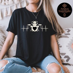 Funny Cat Drummer Shirt for Music Lovers – Cute Kitten Drum Kit Tee, Heartbeat Band Design, Gift for Cat Owners & Musicians, Unisex T-Shirt