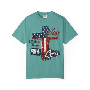 Camiseta "De pie por la bandera, arrodíllate ante la cruz", camiseta con bandera estadounidense y cruz desgastada, ropa cristiana "Fe sobre el miedo". imagen 11