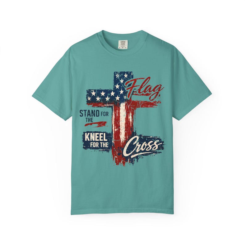 Camiseta "De pie por la bandera, arrodíllate ante la cruz", camiseta con bandera estadounidense y cruz desgastada, ropa cristiana "Fe sobre el miedo". imagen 11