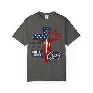 Camiseta "De pie por la bandera, arrodíllate ante la cruz", camiseta con bandera estadounidense y cruz desgastada, ropa cristiana "Fe sobre el miedo". imagen 7