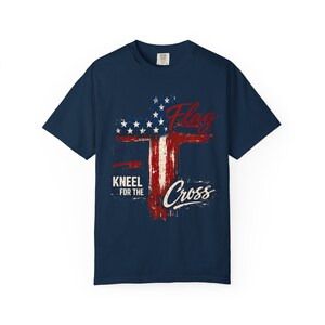 Camiseta "De pie por la bandera, arrodíllate ante la cruz", camiseta con bandera estadounidense y cruz desgastada, ropa cristiana "Fe sobre el miedo". imagen 14