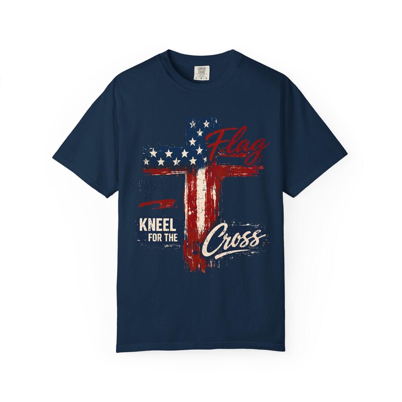 Camiseta "De pie por la bandera, arrodíllate ante la cruz", camiseta con bandera estadounidense y cruz desgastada, ropa cristiana "Fe sobre el miedo". imagen 14