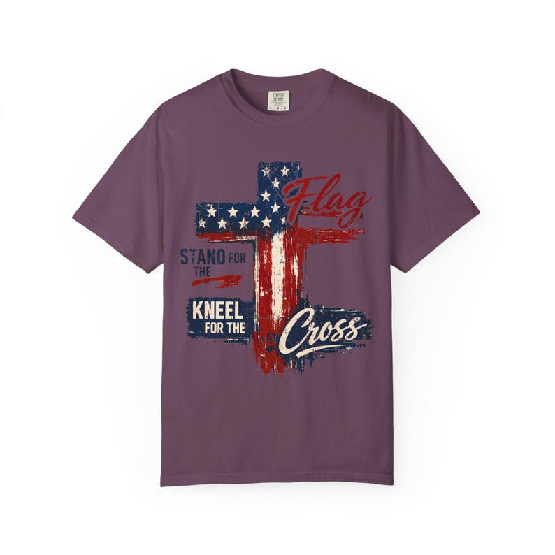Camiseta "De pie por la bandera, arrodíllate ante la cruz", camiseta con bandera estadounidense y cruz desgastada, ropa cristiana "Fe sobre el miedo". imagen 17