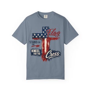 Camiseta "De pie por la bandera, arrodíllate ante la cruz", camiseta con bandera estadounidense y cruz desgastada, ropa cristiana "Fe sobre el miedo". imagen 13