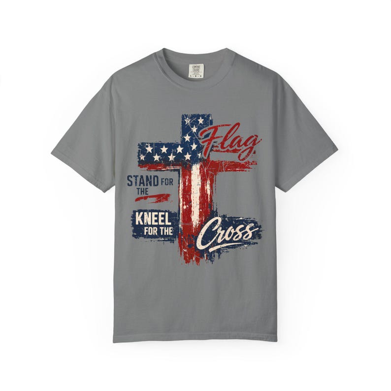 Camiseta "De pie por la bandera, arrodíllate ante la cruz", camiseta con bandera estadounidense y cruz desgastada, ropa cristiana "Fe sobre el miedo". imagen 8