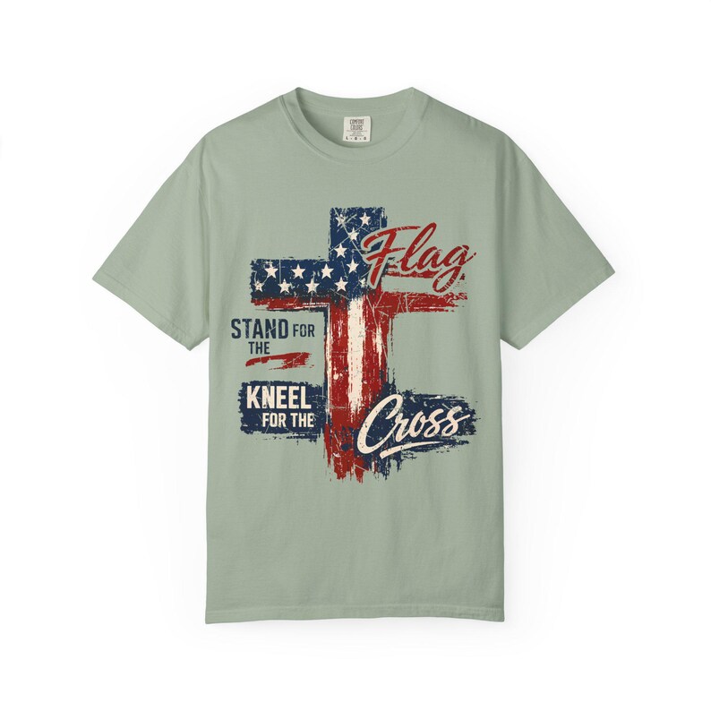 Camiseta "De pie por la bandera, arrodíllate ante la cruz", camiseta con bandera estadounidense y cruz desgastada, ropa cristiana "Fe sobre el miedo". imagen 9