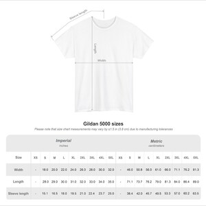 K&ouml;nnte beinhalten: Wei&szlig;es Gildan 5000 T-Shirt mit Gr&ouml;&szlig;entabelle. Die Tabelle zeigt Ma&szlig;e in Zentimetern und Zoll f&uuml;r Breite, L&auml;nge und &Auml;rmell&auml;nge, von XS bis 5XL. Ma&szlig;e k&ouml;nnen um &plusmn;3,8 cm abweichen.