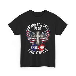Stehen für die Flagge, Knien für das Kreuz 4. Juli christlicher Glaube Unisex T-Shirt Bild 4