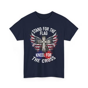 Stehen für die Flagge, Knien für das Kreuz 4. Juli christlicher Glaube Unisex T-Shirt Bild 5