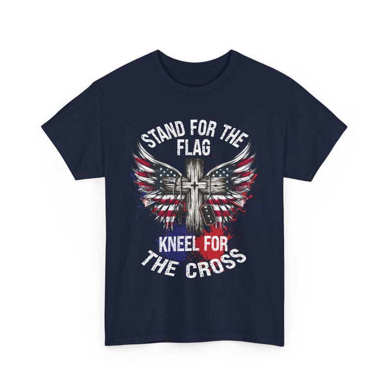 Stehen für die Flagge, Knien für das Kreuz 4. Juli christlicher Glaube Unisex T-Shirt Bild 5