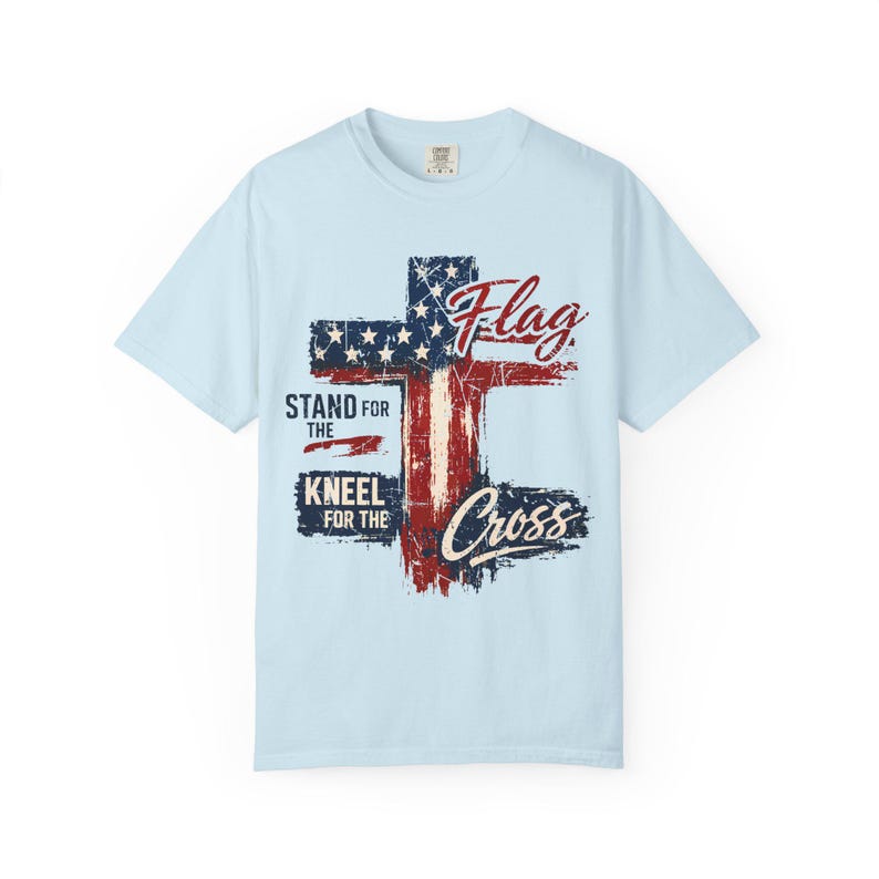 Camiseta "De pie por la bandera, arrodíllate ante la cruz", camiseta con bandera estadounidense y cruz desgastada, ropa cristiana "Fe sobre el miedo". imagen 12