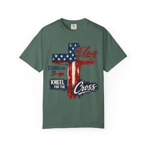 Camiseta "De pie por la bandera, arrodíllate ante la cruz", camiseta con bandera estadounidense y cruz desgastada, ropa cristiana "Fe sobre el miedo". imagen 10