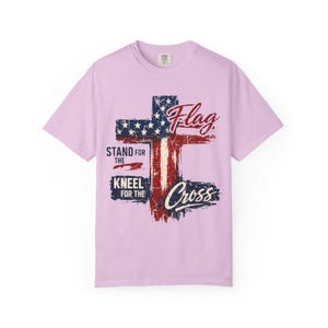 Camiseta "De pie por la bandera, arrodíllate ante la cruz", camiseta con bandera estadounidense y cruz desgastada, ropa cristiana "Fe sobre el miedo". imagen 16