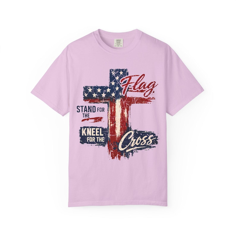 Camiseta "De pie por la bandera, arrodíllate ante la cruz", camiseta con bandera estadounidense y cruz desgastada, ropa cristiana "Fe sobre el miedo". imagen 16