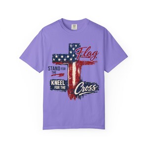 Camiseta "De pie por la bandera, arrodíllate ante la cruz", camiseta con bandera estadounidense y cruz desgastada, ropa cristiana "Fe sobre el miedo". imagen 15
