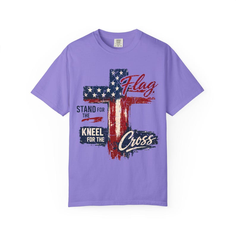 Camiseta "De pie por la bandera, arrodíllate ante la cruz", camiseta con bandera estadounidense y cruz desgastada, ropa cristiana "Fe sobre el miedo". imagen 15