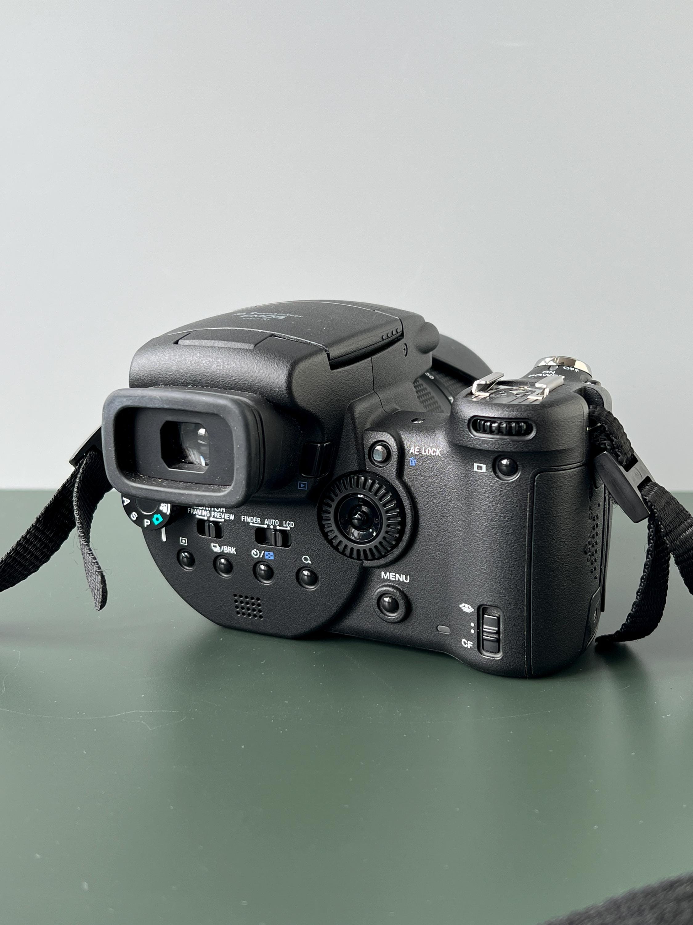 SONY Cyber-shot DSC-R1 Digital Camera With Zeiss Vario-sonnar T 