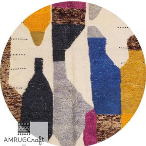 Runder Marokkanischer Teppich, Berber Wollteppich mit abstrakter Kunst, farbenfrohes modernes Boho-Dekor, zeitgemäßes Statement-Stück