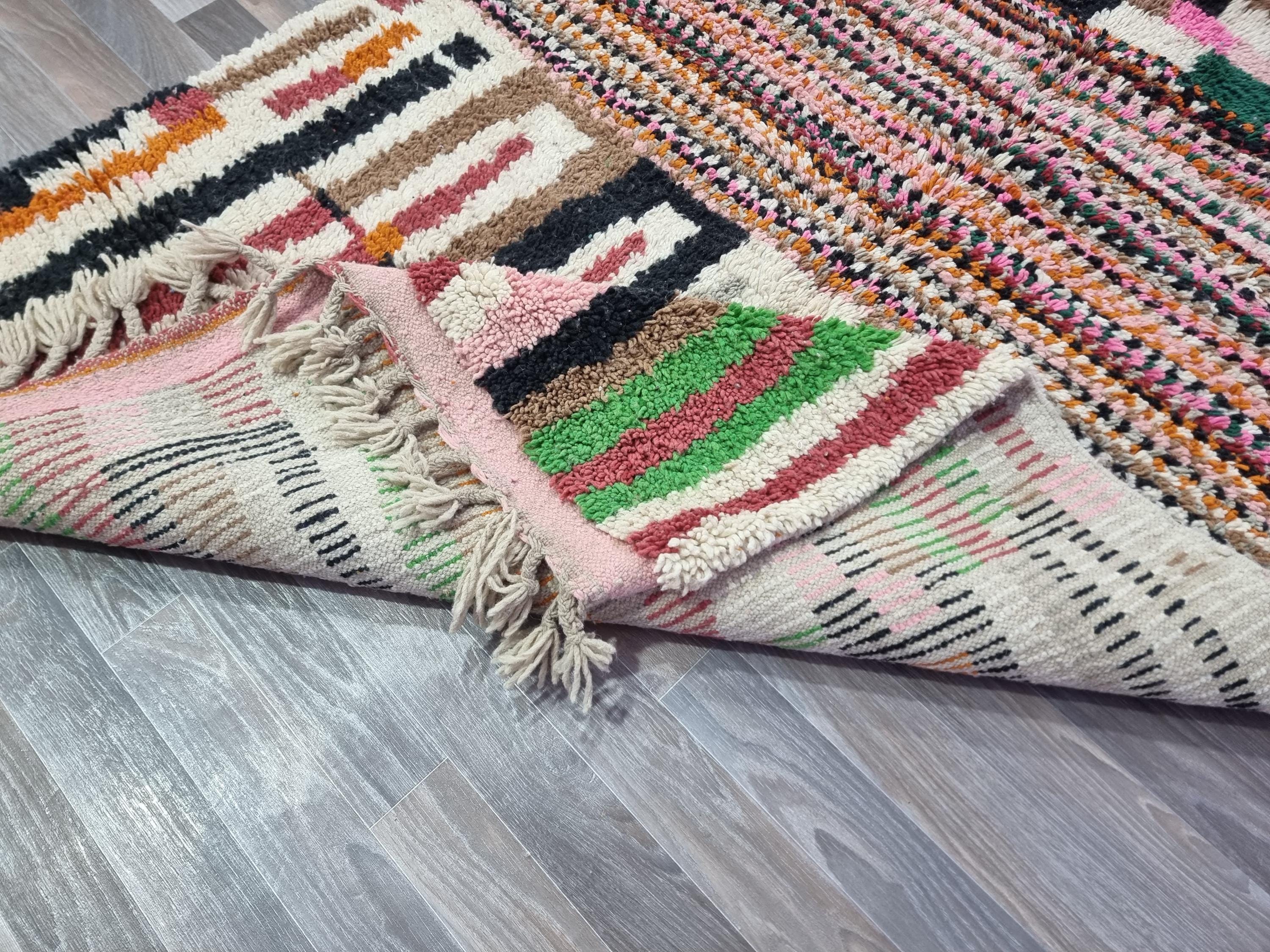 ハンドメイドのモロッコラグ：マルチカラーのアジラルデザイン