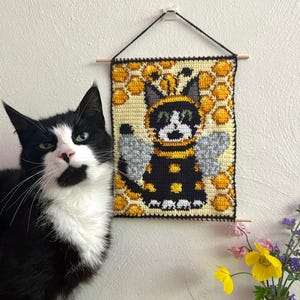 蜂のコスチュームを着た猫のタペストリーかぎ針編みパターン