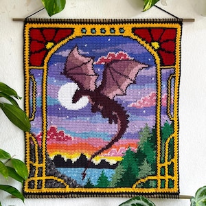 Può includere: Una tazza di ceramica bianca con un manico nero e la scritta "But First, Coffee" in grassetto nero. La tazza è appoggiata su una superficie di legno. La tazza è alta circa 10 cm.