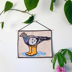 黄色いブーツをはいた鳩のタペストリーかぎ針編みパターン