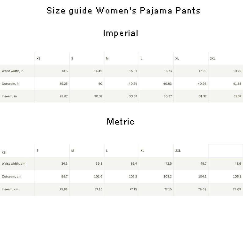 Op de afbeelding: Een maattabel voor pyjamabroeken, met afmetingen in inches en centimeters. De tabel toont de taillewijdte, buitenbeenlengte en binnenbeenlengte voor de maten XS tot 2XL. De tekst "Size guide Women's Pajama Pants" staat bovenaan.