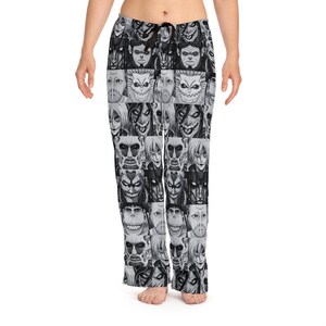 Op de afbeelding: Zwart-witte pyjamabroek met een herhalend patroon van gestileerde gezichten. De broek heeft een taille met trekkoord en een relaxte pasvorm. De gezichten hebben verschillende uitdrukkingen en ontwerpen, wat een unieke en opvallende look cre&euml;ert.