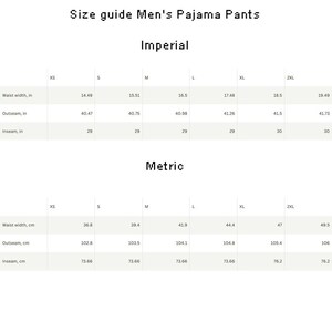 Op de afbeelding: Een maattabel voor pyjamabroeken, met afmetingen in inches en centimeters. De gids bevat de afmetingen van de taillewijdte, buitenbeenlengte en binnenbeenlengte voor de maten XS tot 2XL. De tekst "Size guide Men's Pajama Pants" staat bovenaan.