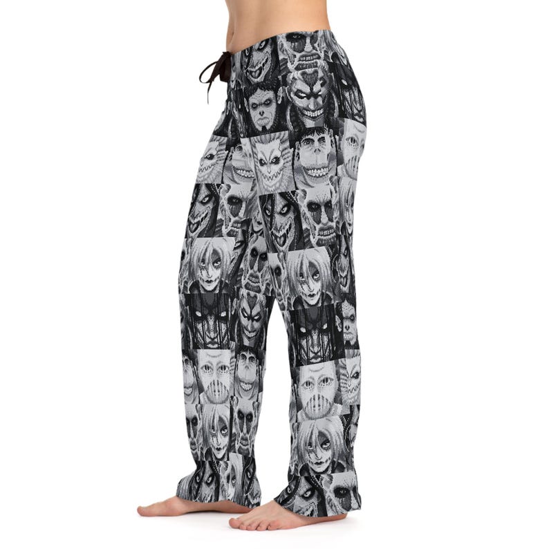 Op de afbeelding: Zwart-witte pyjamabroek met een herhaald patroon van monstergezichten. De broek heeft een taille met trekkoord en een relaxte pasvorm. Het ontwerp bevat een verscheidenheid aan uitdrukkingen en stijlen, wat zorgt voor een spookachtige en unieke uitstraling.