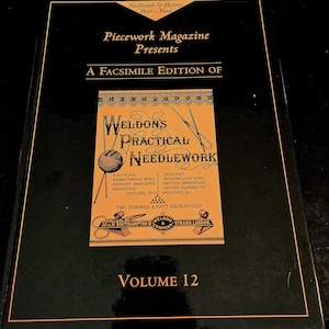 Könnte beinhalten: Ein schwarzes Buch mit dem Titel "Piecework Magazine Presents A Facsimile Edition Of Weldon's Practical Needlework". Das Cover hat ein orange-schwarzes Design mit Strick- und Häkelillustrationen. Das Buch ist Band 12.