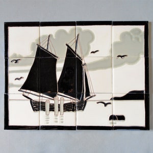 Pode incluir: Uma obra de arte em azulejo com tema náutico que retrata um veleiro no mar. A obra é composta por vários azulejos quadrados, apresentando um veleiro a preto e branco, nuvens cinzentas e pássaros contra um fundo branco. Os azulejos são emoldurados com uma borda preta.