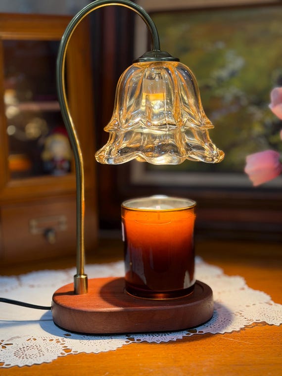 Chi tiết chao đèn thủy tinh hình hoa ly cổ điển và thân đèn bằng đồng uốn cong.