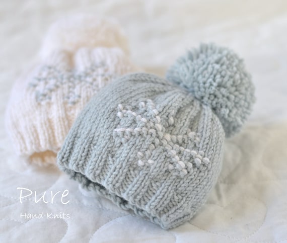 Modello ai ferri per cappello con pom pom FACILE FIOCCO DI NEVE DI