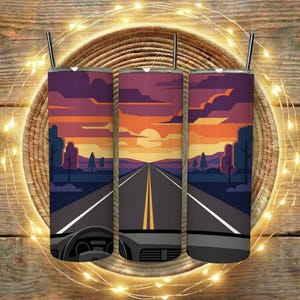 Könnte beinhalten: Drei Reisebecher aus Edelstahl mit einem Roadtrip-Design bei Sonnenuntergang. Das Design zeigt eine Straße, die auf einen Sonnenuntergang zuführt, mit einem Armaturenbrett im Vordergrund. Jeder Becher hat einen schwarzen Strohhalm.