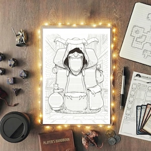 Può includere: Un'illustrazione di un personaggio fantasy con un grande zaino, circondato da dadi, una statuina in miniatura, un taccuino con una mappa, schede dei personaggi e un Manuale del giocatore. Sono presenti anche una tazza di caffè nera e una piccola borsa di velluto rosso.