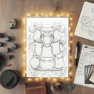 Peut inclure: Une impression d'art fantastique en noir et blanc d'un monstre cornu, entourée de dés, d'une figurine miniature, d'un carnet avec une carte et de fiches de personnages. Un sac en velours rouge et une tasse à café sont également présents.
