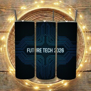 以下が含まれることがあります： 青い回路基板のデザインと「FUTURE TECH 2026」の文字が入った、黒い断熱タンブラー3個。各タンブラーには銀色のストローが付いています。タンブラーは、木製の背景に、ストリングライトが付いた織りマットの上に置かれています。