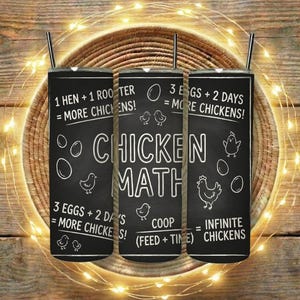 Può includere: Tre bicchieri neri con grafica e testo in stile lavagna. Il testo include equazioni matematiche a tema pollo e le parole "Chicken Math". Ogni bicchiere ha una cannuccia nera ed è ambientato su uno sfondo di legno con luci a corda.