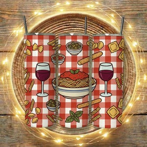 Puede incluir: Tres vasos de acero inoxidable con un patrón de cuadros rojos y blancos, con ilustraciones de pasta, copas de vino, aceitunas y un plato de espaguetis. Los vasos tienen pajitas negras.