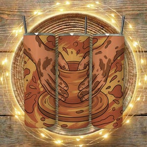 Puede incluir: Tres vasos de acero inoxidable con una ilustración marrón y naranja de manos moldeando arcilla en un torno de alfarero. El diseño incluye salpicaduras marrones y una rueda de alfarero. Cada vaso tiene una pajita plateada.