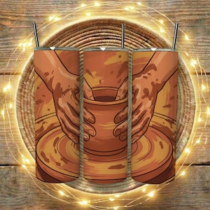 Puede incluir: Tres vasos aislados de acero inoxidable con un diseño de cerámica. El diseño presenta manos dando forma a una olla de arcilla en un torno de alfarero. Los vasos tienen una pajita y están sobre un fondo de madera.