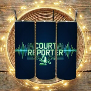 Könnte beinhalten: Drei marineblaue, isolierte Becher mit silbernen Strohhalmen. Jeder Becher trägt die Worte "COURT REPORTER" in neongrüner Schrift, zusammen mit einer Grafik einer Schallwelle und einem Hammer-Symbol. Die Becher stehen vor einem Holzgrund.
