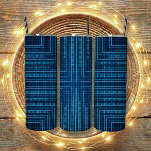 Puede incluir: Tres vasos altos y cilíndricos con un diseño de código binario azul. Cada vaso tiene una pajita plateada y está colocado sobre un fondo de madera. Los vasos están decorados con un patrón de cuadrícula y código binario.