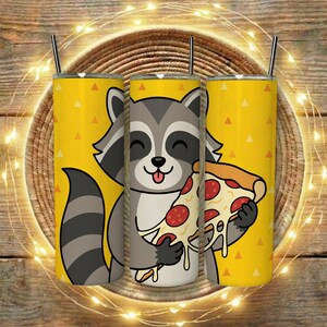 以下が含まれることがあります： 黄色い断熱タンブラー3個。アライグマのデザイン。アライグマはペパロニのピザ一切れを持っています。タンブラーにはストローと、小さな三角形の形をした黄色の背景があります。